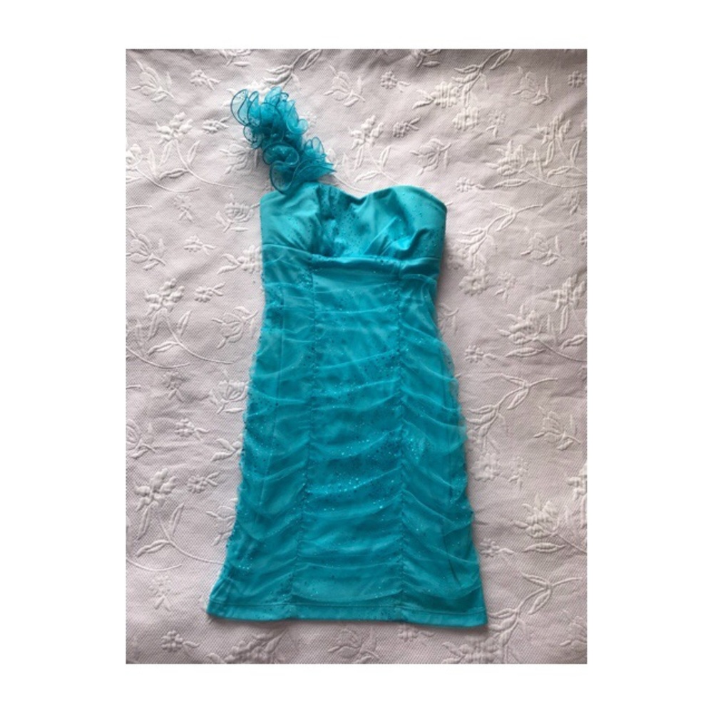 Sparkly Formfitting Prom Homecoming Dress